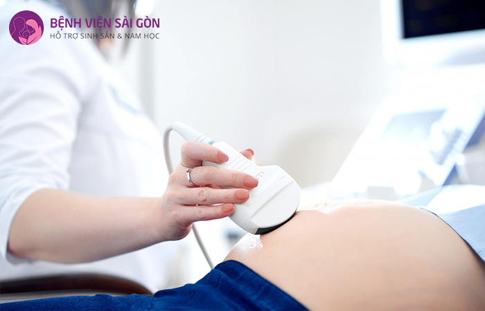 Bác sĩ sẽ bôi một lớp gel ở vùng cần siêu âm