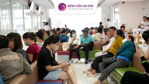 Rất đông ba mẹ đã đến Bệnh Viện từ sáng sớm để thăm khám sức khoẻ sinh sản